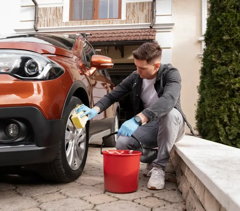 Lavage auto à domicile Les Trois-Moutiers : professionnel intervenant sur un véhicule